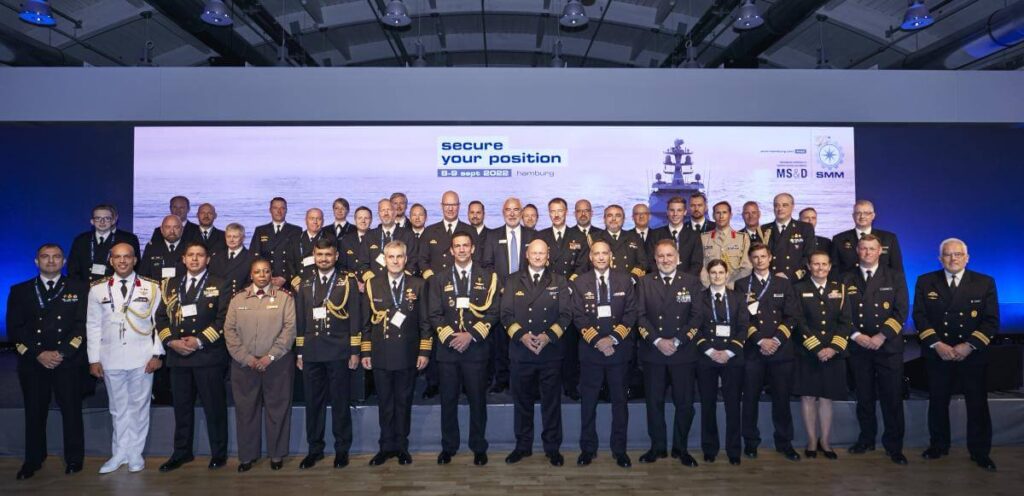 Delegacja osób związanych z obornoością i marynarką wojenną podczas konferencji poświęconej obronności morskiej MS&D towarzyszącej targom SMM Hamburg